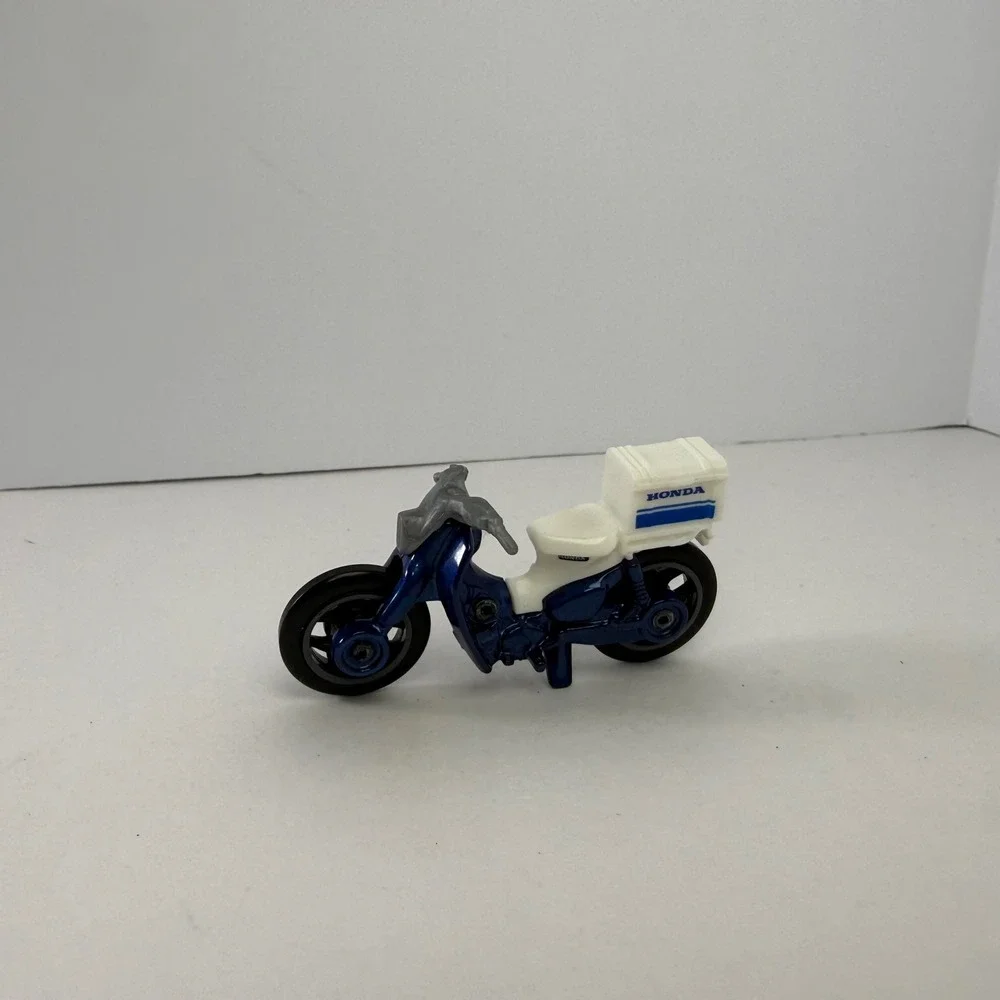 Hot Wheels Honda Super Cub Metallic Blue White Delivery Motorcycle Diecast 1:64